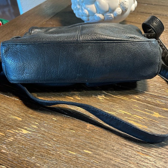 Tignanello genuine leather multi pocket crossbody 12x9 - Picture 4 of 9